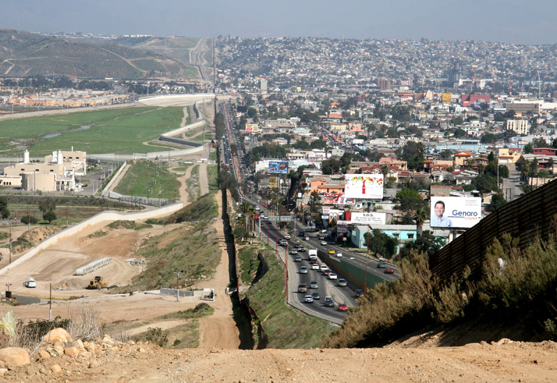 http://twistedsifter.com/2011/02/picture-of-the-day-the-us-mexico-border/